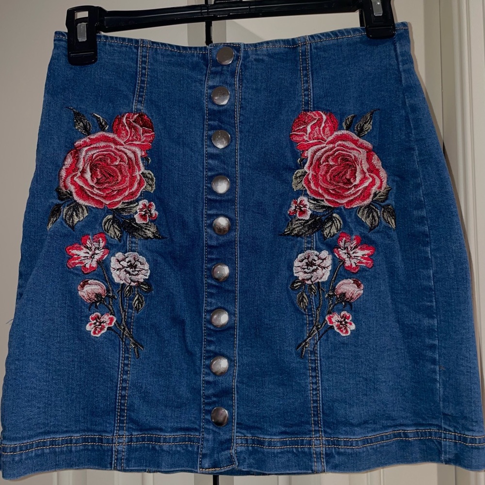Pacsun Demin embroidered mini skirt! 😍😍
